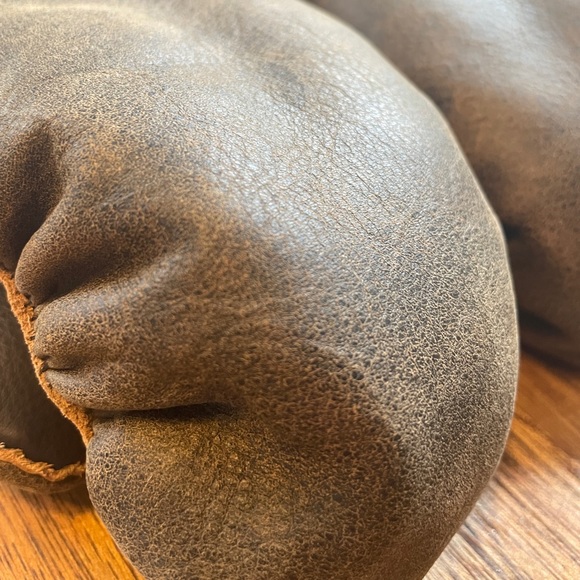 Traditional Inuit leather & fur mittens - Picture 7 of 12